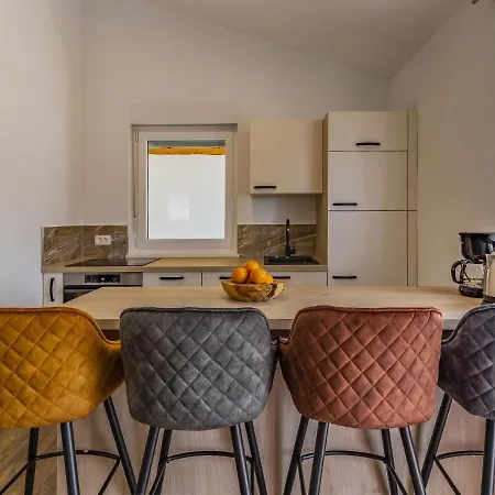 Vera 1 - Eight Units Apartment